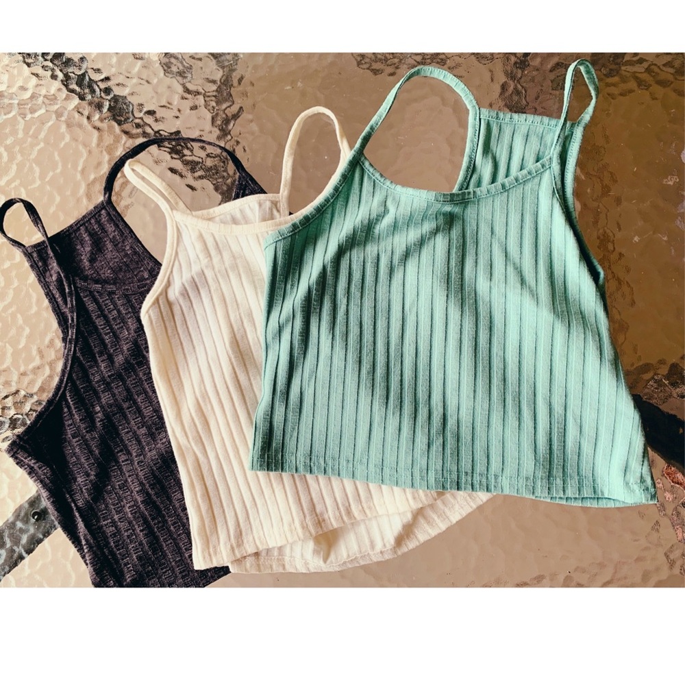 BUNDLE Crop top tanks size medium